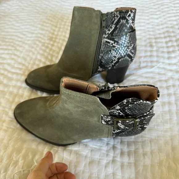 Vionic olive green Naomi snake suede ankle boots sz 7 - Picture 3 of 8